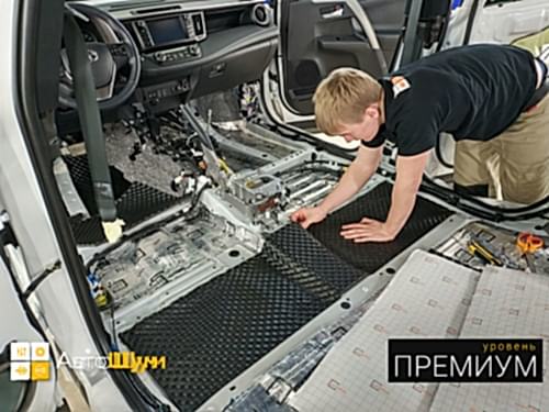 Клеим Шумофф Комфорт 6 на пол Тойоты Ра4 Ха40