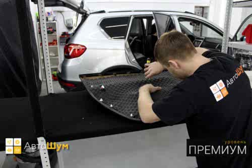 Клеим шумопоглотитель на дверную обшивку Хавал Н6