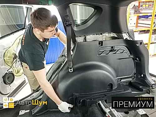 Разбираем багажник Тойоты Ра4 Ха40