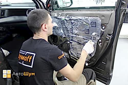 Клеим второй слой на двери Тойоты Рав4 ХА40