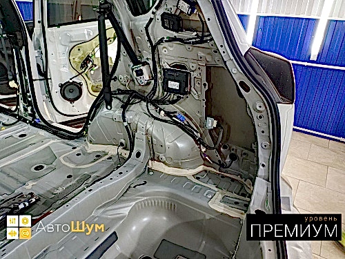 Заводская виброизоляция на арках Тойоты Ра4 Ха40