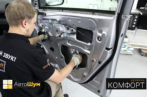 Клеим Шумофф М2 внутрь  дверей Тойоты Рав4.