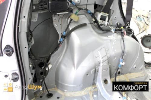 Заводская виброизоляция арок Тойоты Рав4.