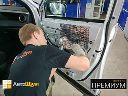 Клеим второй слой на двери Тойоты Ра4 Ха40