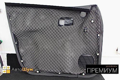 Клеим Шумофф Absorber А15 на обшивку двери Тойоты Рав4.