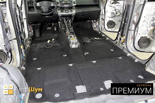 Чистый ковер Тойоты Рав4.