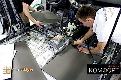 Клеим Шумофф Base 4 вторым слоем на пол Тойоты Рав4.